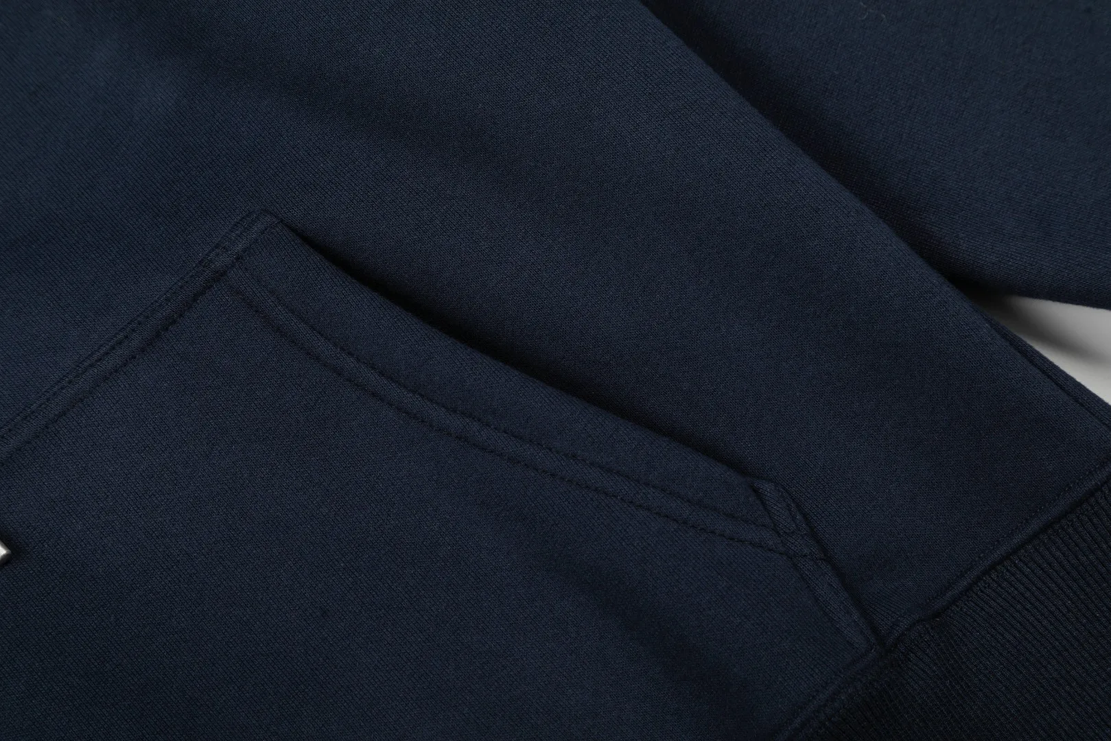 P250 Top quality" Style number: T5007# [Ralph Lauren solid color pony embroidered logo thickened velvet hooded sweatshirt] ✅Ralph Lauren classic basic versatile unisex autumn and winter velvet thickened hooded sweatshirt ✅Pure cotton high-gram velvet thickened fabric The upper body is comfortable and warm ✅The version is restored to the original version The maximum size can be worn up to 180 pounds Loose, comfortable and stress-free ✅The upper body is simple and easy to wear ootd must-have. Good-looking clothes are never picky. A must-have in couples’ wardrobes. Size: S-XL. Color: Black, Gray, Navy Khaki.